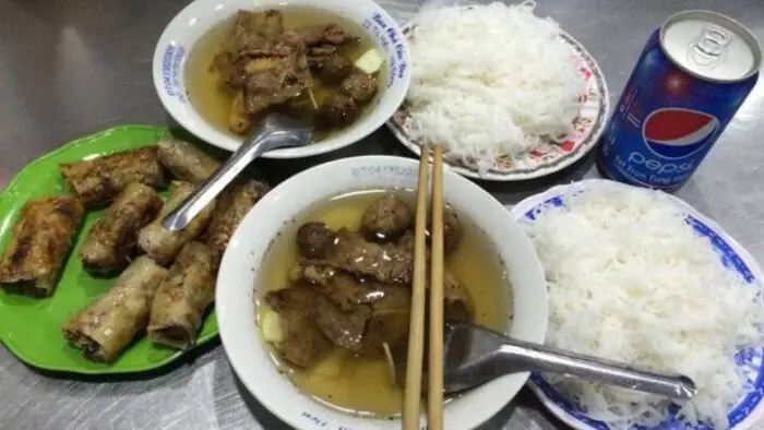 Bún Chả Cầu Đen: Hương Vị Chả Nướng Tuyệt Vời