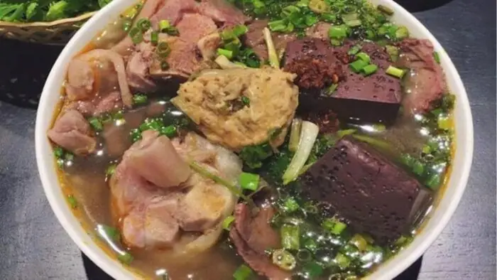 Bún Bò Huế Hưng Còi: Hương Vị Đậm Đà