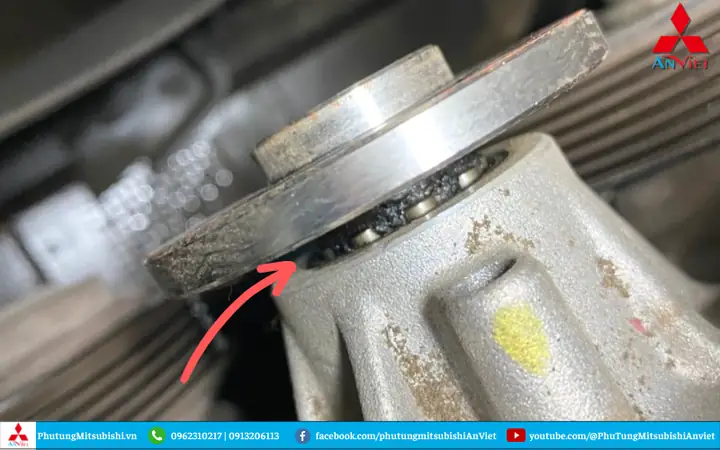 Bơm Nước Làm Mát Bị Rò Rỉ Trên Bề Mặt