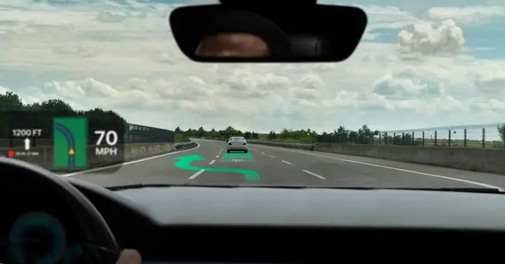 Công Nghệ Hiển Thị Thông Tin Trên Kính Lái