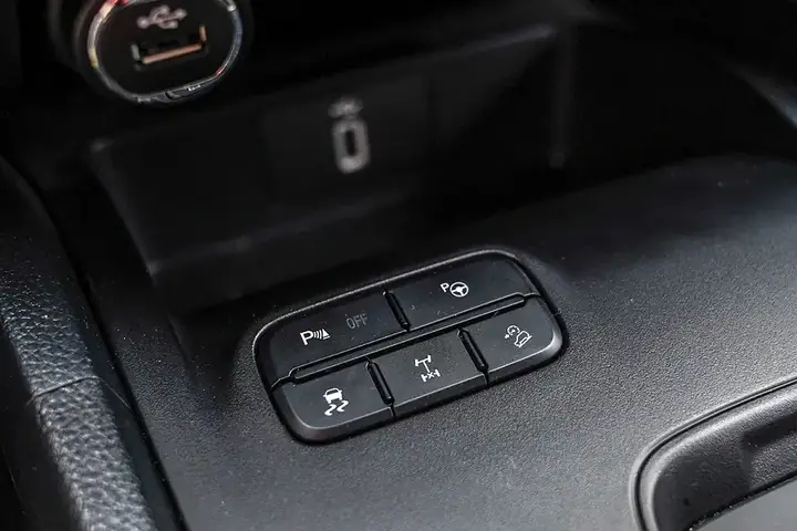 Các Tính Năng An Toàn Tiên Tiến Trên Xe Ô Tô Hiện Đại