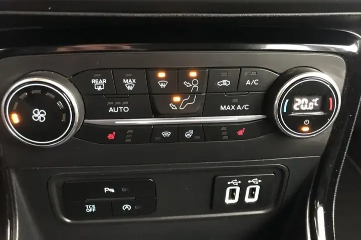 Các Nút Chức Năng Trên Xe Ô Tô Của Hệ Thống Tiện Ích