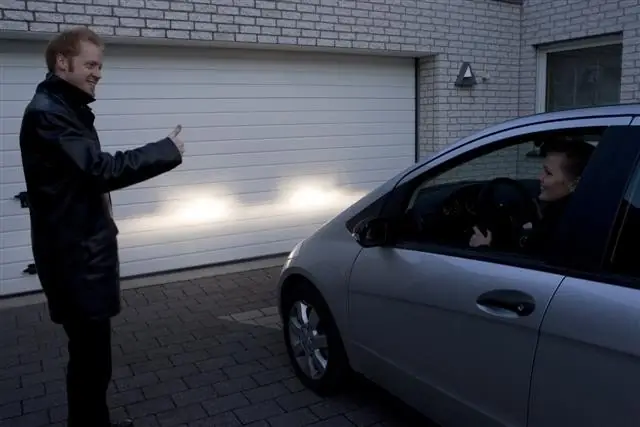 Đèn Pha Là Bộ Phận Không Thể Thiếu Với Một Chiếc Xe Ô Tô, Nó Giúp Tài Xế Có Tầm Quan Sát Rộng Và Rõ Ràng Hơn Khi Lái Xe Vào Ban Đêm. Thế Nhưng Đèn Pha Có Thể Gặp Một Số Trục Trặc Khi Chiếu Lệch Hướng, Độ Chụm Đèn Không Đúng Hay Có Tầm Chiếu Xa Không Đạt Có Thể Gây Khó Khăn Cho Người Lái Hoặc Làm Chói Mắt Những Xe Ngược Chiều Gây Mất Tan Toàn Giao Thông. Vậy Điều Chỉnh Đèn Pha Thế Nào Cho Hợp Lý? Bài Viết Sẽ Giúp Bạn Nắm Được Cách Điều Chỉnh Đèn Pha Của Một Chiếc Ô Tô.