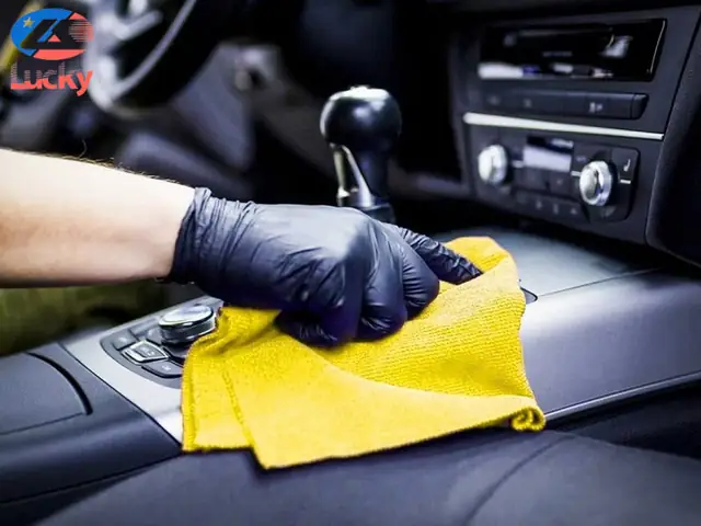 Thường Xuyên Dọn Dẹp Và Vệ Sinh Nội Thất Xe