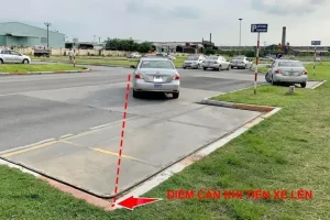 Bước 2: Di Chuyển Xe Vào Vị Trí Đỗ Ghép Ngang