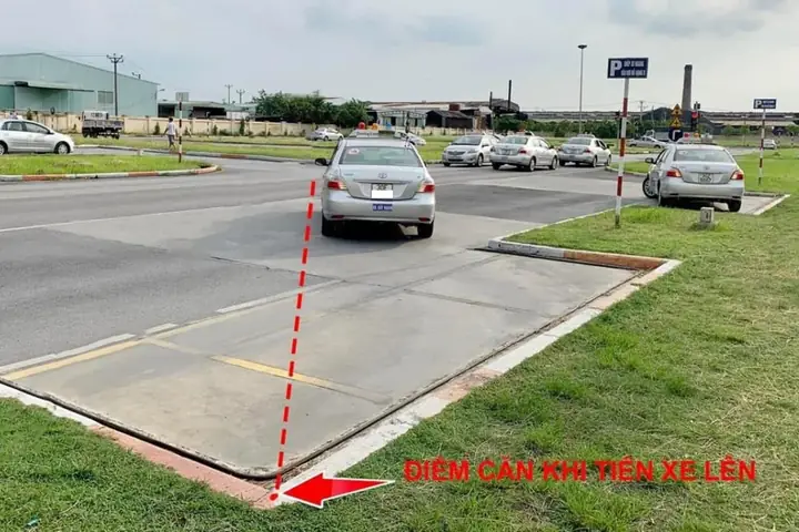 Bước 2: Di Chuyển Xe Vào Vị Trí Đỗ Ghép Ngang