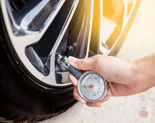 Kiểm Tra Bằng Công Cụ Đo Áp Suất Lốp Chuyên Dụng