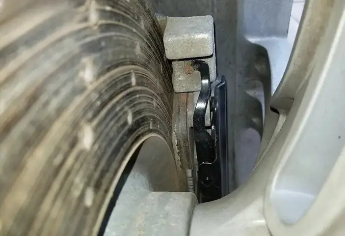 Đèn Báo Phanh Trên Bảng Điều Khiển