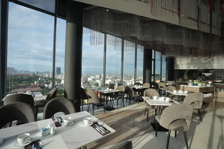 Ẩm Thực Đa Dạng Tại Nhà Hàng Cao Cấp