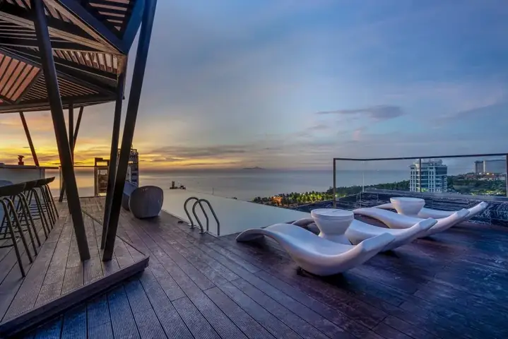 Hồ Bơi Vô Cực Và Sky Bar Trên Tầng Thượng