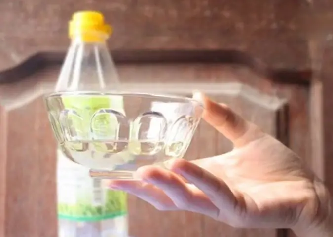 Tẩy Ố Kính Bằng Rượu Trắng