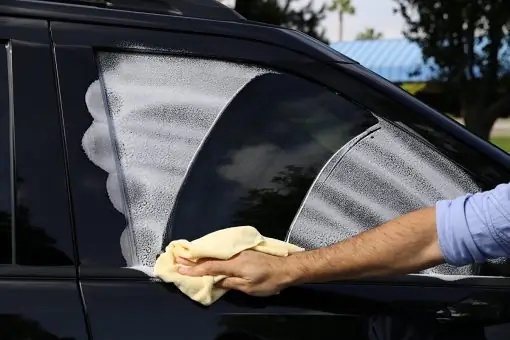 Nguyên Nhân Khiến Kính Xe Ô Tô Bị Ố Bẩn