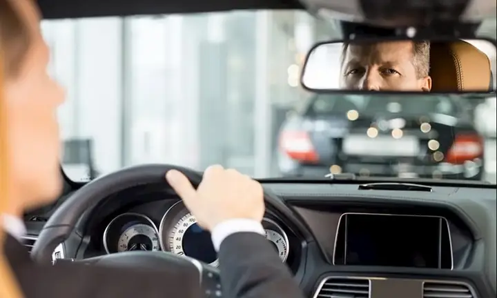 Những Lưu Ý Quan Trọng Bạn Cần Chuẩn Bị Trước Khi Lùi Xe - Quan Sát Kỹ Lưỡng