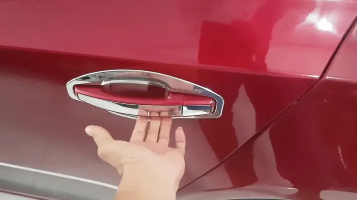 Cách 2: Mở Cửa Xe Ô Tô Từ Bên Ngoài Đối Với Khóa Tự Động