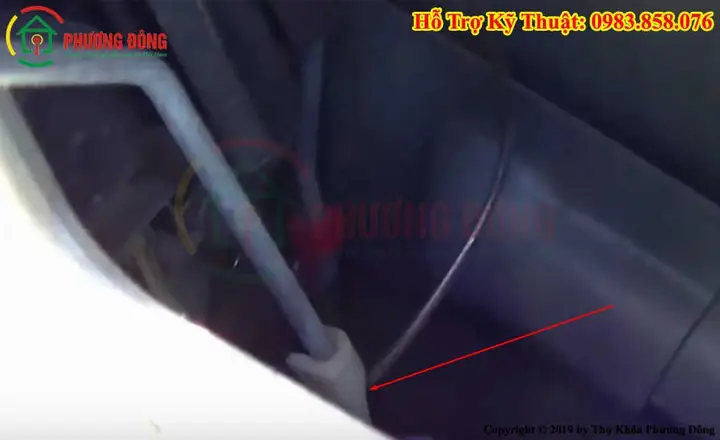 Hướng Dẫn Cách Mở Cửa Ô Tô Bằng Móc Quần Áo Đơn Giản Như Sau: