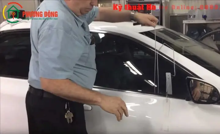 Cách Mở Cửa Xe Ô Tô Bằng Luồn Thanh Thép Dưới Kính Lái