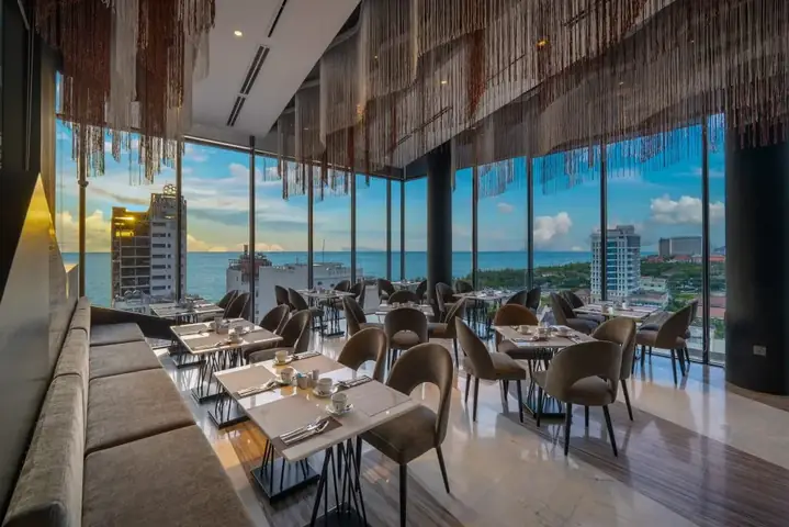 Ẩm Thực Đa Dạng Tại Nhà Hàng Cao Cấp