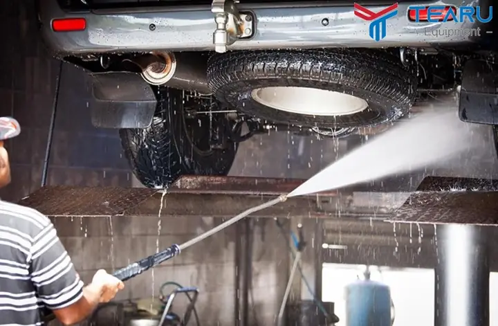 Bước 1: Tiến Hành Làm Sạch Gầm Xe Ô Tô