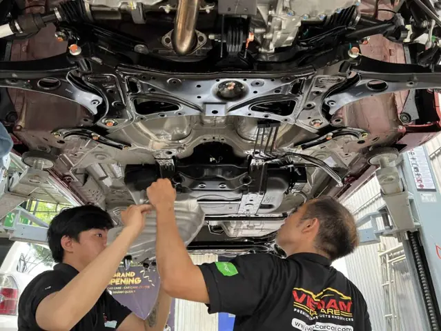 Bước 3: Xử Lý Cơ Bản Bề Mặt Sơn Phủ