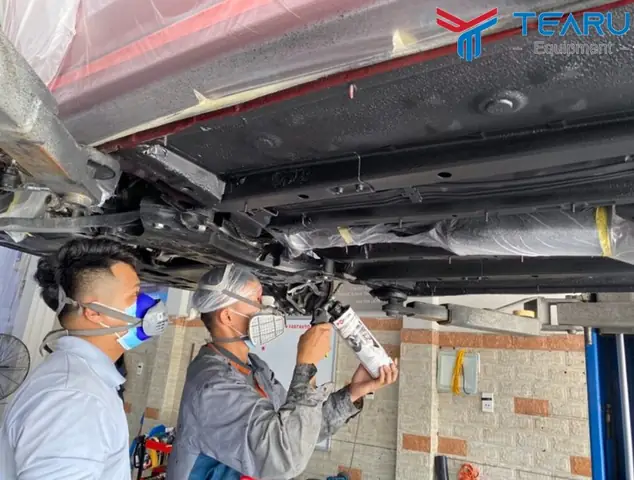 Bước 5: Phun Sơn Phủ Gầm Xe Ô Tô