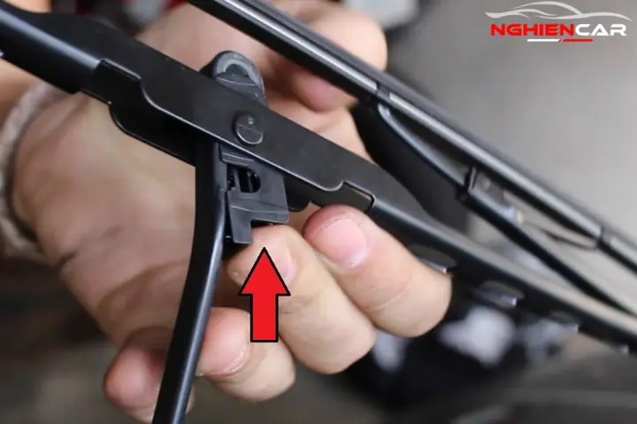 Dấu Hiệu Cần Gạt Nước Ô Tô Bị Hỏng Và Cách Thay