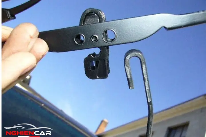 Dấu Hiệu Cần Gạt Nước Ô Tô Bị Hỏng Và Cách Thay