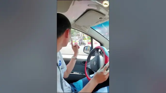 Cách Rẽ Phải Xe Ô Tô: Hướng Dẫn Chi Tiết, An Toàn Và Đúng Luật Cho Người Mới