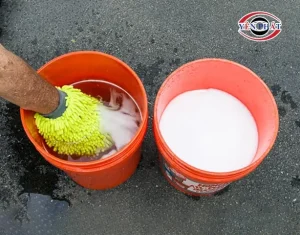 Hướng Dẫn Chi Tiết Cách Rửa Xe Ô Tô Với 2 Xô Nước Hiệu Quả Tại Nhà