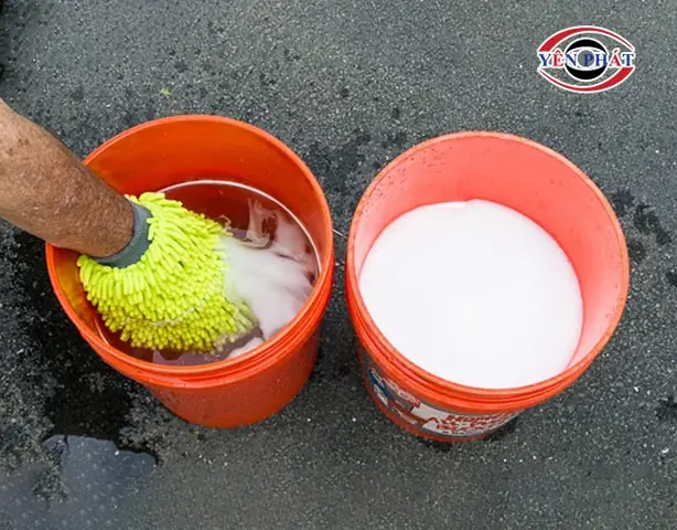 Hướng Dẫn Chi Tiết Cách Rửa Xe Ô Tô Với 2 Xô Nước Hiệu Quả Tại Nhà