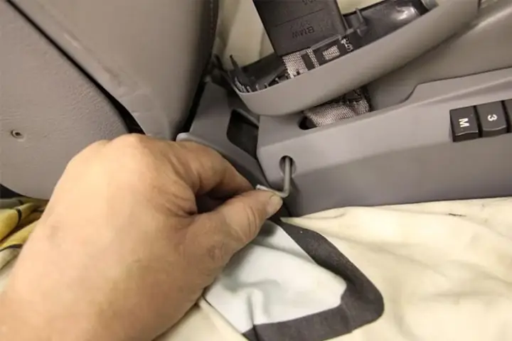 Các Bước Hướng Dẫn Tháo Dây Ghế Ô Tô An Toàn Và Thay Dây Mới