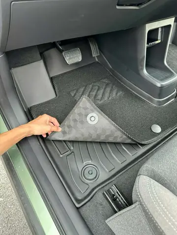 Vì Sao Nên Biết Cách Tháo Lót Sàn Xe Ô Tô?