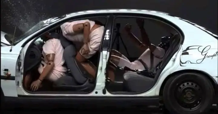 Ngăn Ngừa Việc Bị Văng Ra Khỏi Xe.