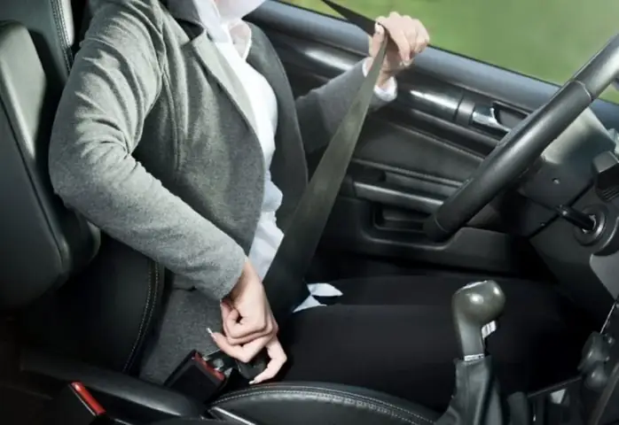 Bước 2: Kéo Dây An Toàn Đi Qua Người