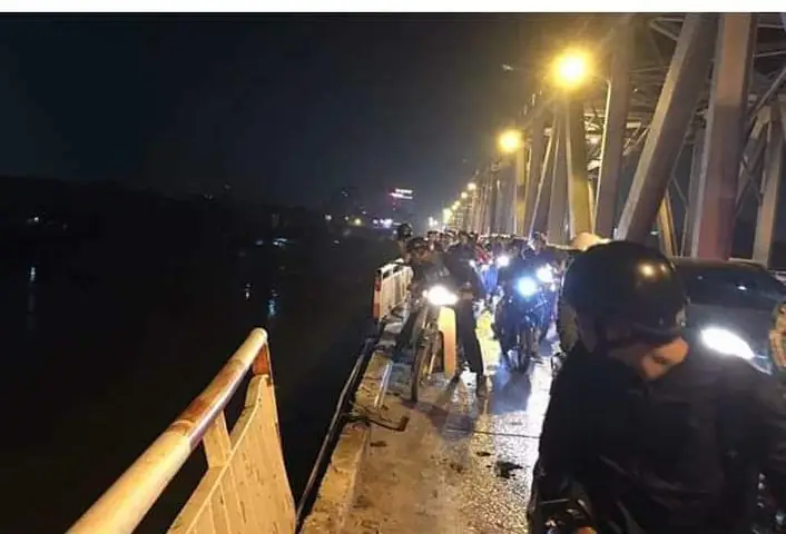 Hầu Hết Mọi Người Đều Rất Hoảng Sợ Vì Chưa Bao Giờ Gặp Phải Tình Huống Ô Tô Bị Ngập Nước. Điều Cần Thiết Lúc Này Là Phải Bình Tĩnh.