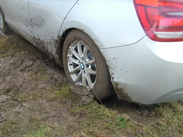 Xe Bị Sa Vào Vũng Lầy