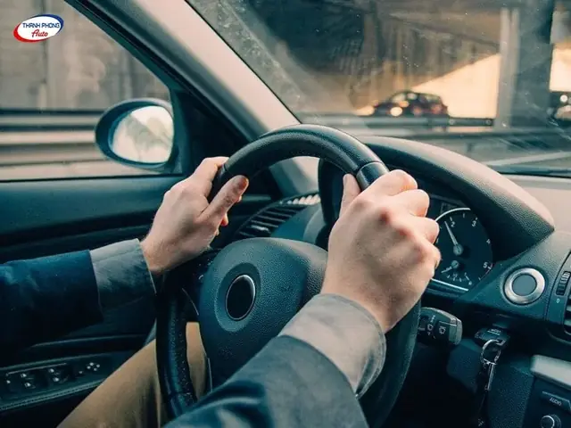 Dấu Hiệu Nhận Biết Hệ Thống Lái Xe Gặp Trục Trặc