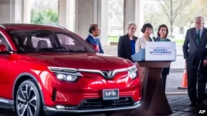 Cầu Xe Ô Tô Điện: Xu Hướng Toàn Cầu & Tác Động Đến Thị Trường Việt Nam