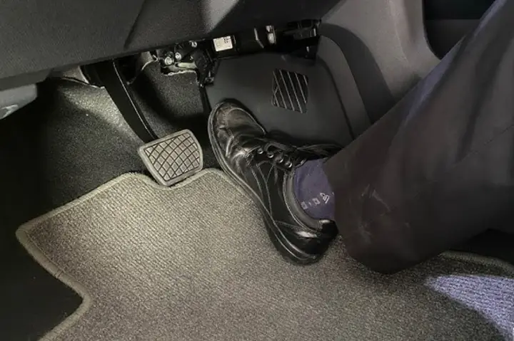 Tư Thế Ngồi Đúng Và Chọn Giày Phù Hợp