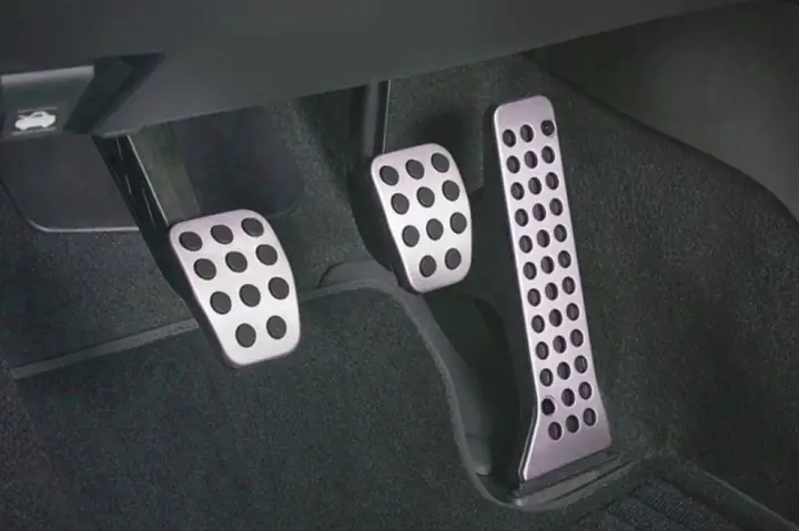 Tại Sao Chân Phải Điều Khiển Cả Ga Và Phanh?