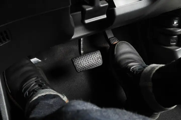 Không Đạp Ga Đột Ngột Khi Vào Bãi Đỗ, Lùi Xe Hoặc Lên Xuống Dốc