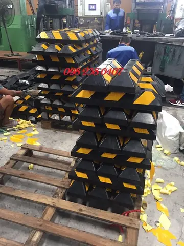 Các Loại Chặn Lùi Xe Ô Tôvà Lý Do Tại Sao Nên Sử Dụng Chặn Lùi Cao Su: