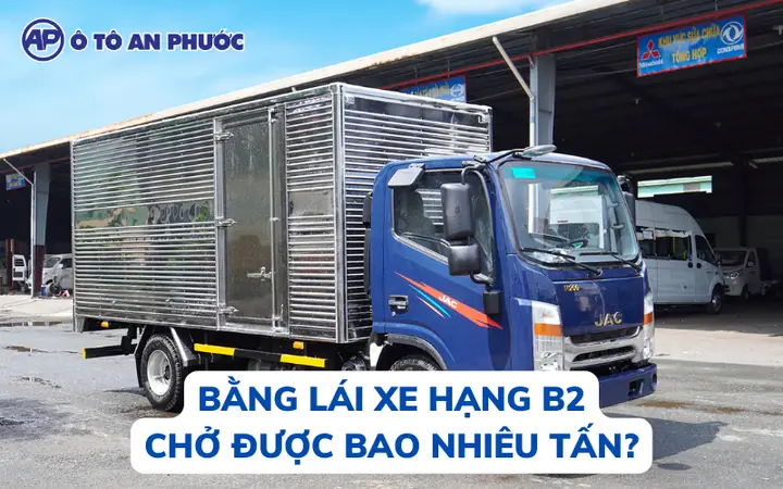Chạy Xe Máy Bằng Bằng Lái Ô Tô Có Được Không? Quy Định & Mức Phạt Mới Nhất