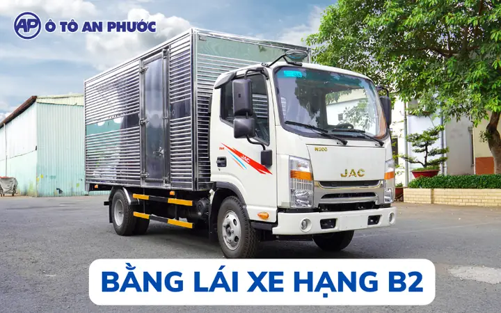 Chạy Xe Máy Bằng Bằng Lái Ô Tô Có Được Không? Quy Định & Mức Phạt Mới Nhất