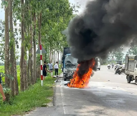 Va Chạm Với Ô Tô, Người Đàn Ông Ở Hải Dương Tử Vong, Xe Máy Bất Ngờ Bốc Cháy- Ảnh 1.