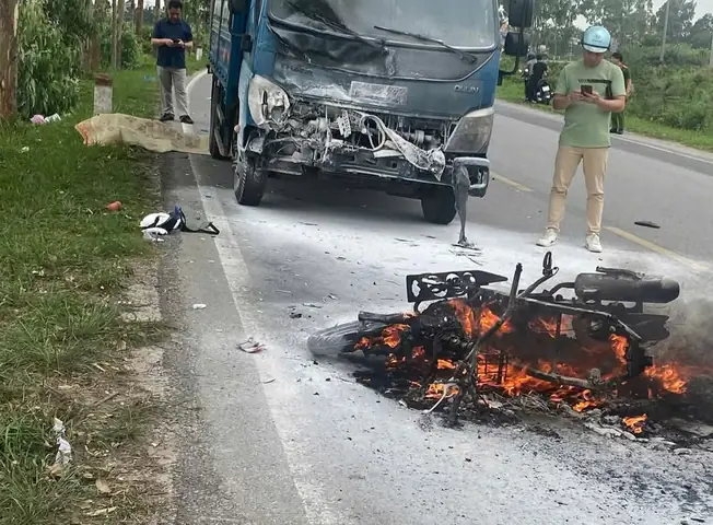 Va Chạm Với Ô Tô, Người Đàn Ông Ở Hải Dương Tử Vong, Xe Máy Bất Ngờ Bốc Cháy- Ảnh 2.