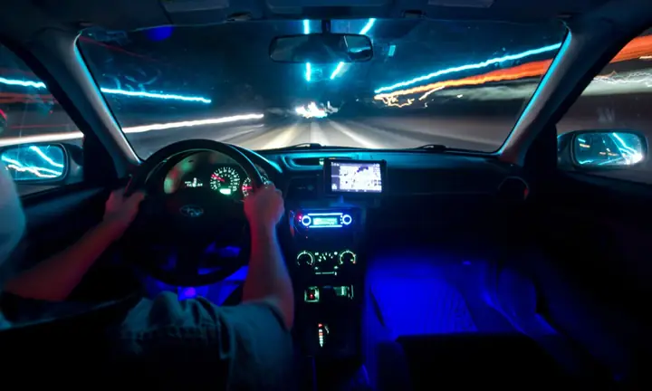 Bật Đèn Nội Thất Trong Xe