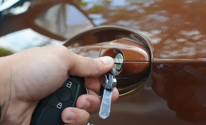 Mở Cửa Của Ghế Lái