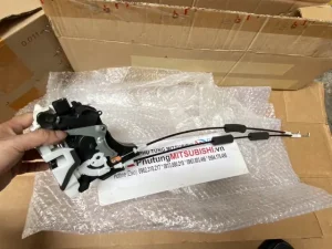 Ổ Khóa Ngậm Cửa Trước Trái Nằm Trong Cánh Cửa Trước Trái Của Xe Ôtô.