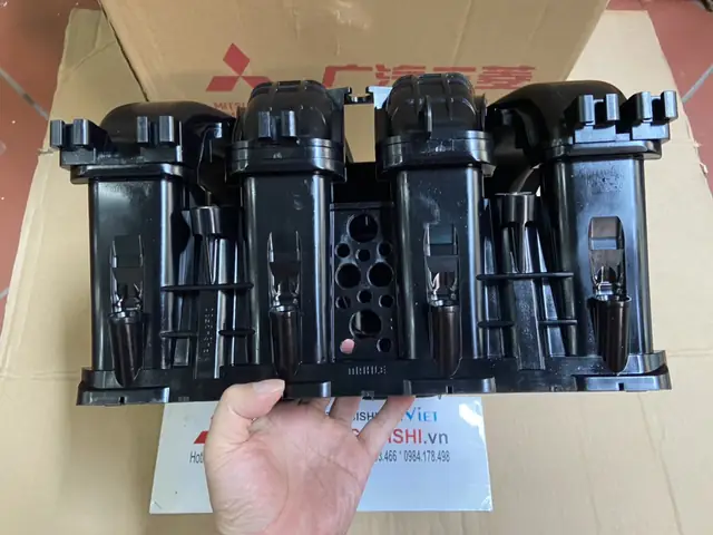 Cụm Cổ Hút Gió Là Một Chi Tiết Quan Trọng Trong Hệ Thống Động Cơ Của Ô Tô. Thiết Bị Này Đóng Vai Trò Là Nơi Chứa Gió Và Cho Gió Đi Qua Động Cơ Của Xe. Nó Còn Được Bắt Trực Tiếp Với Nắp Máy Để Thực Hiện Nhiệm Vụ Dẫn Khí Vào Buồng Đốt Khi Động Cơ Xe Hoạt Động.