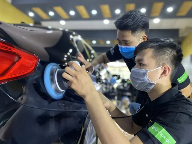 Ky Thuat Vien Danh Bong Xe O To Mau Den Viet Nam Car Care 7